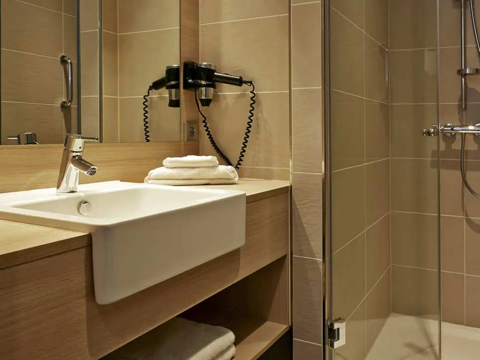 Nahaufnahme vom Waschbecken im Badezimmer.