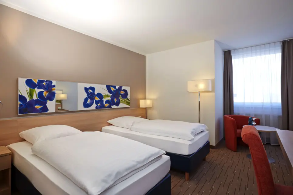 Hotelzimmer mit zwei Einzelbetten.