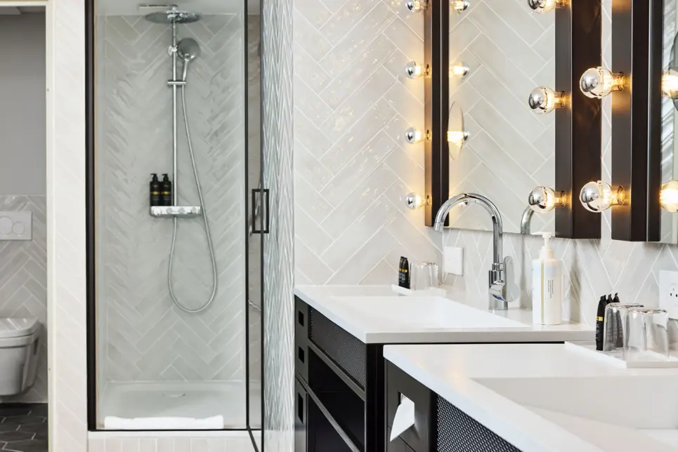 Badezimmer in der Präsidentensuite - H4 Hotel Wyndham Paris Pleyel Resort - H-Hotels.com - Offizielle Webseite