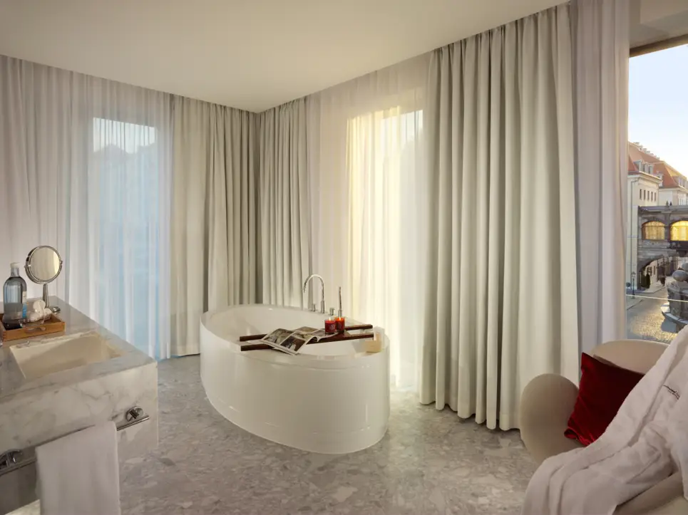 Grau, marmoriertes Badezimmer mit einer freistehenden Badewanne. 