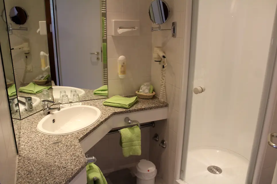 Badezimmer mit einem großen Waschtisch und einer Dusche.