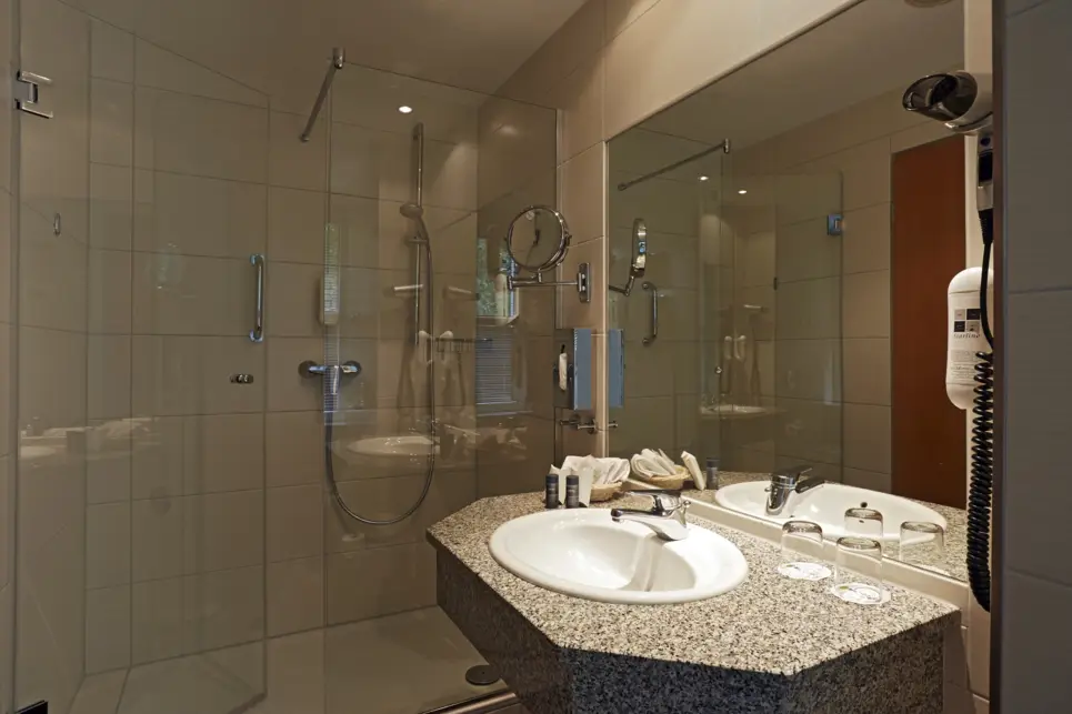 Badezimmer mit einer Dusche und einem Waschbecken.