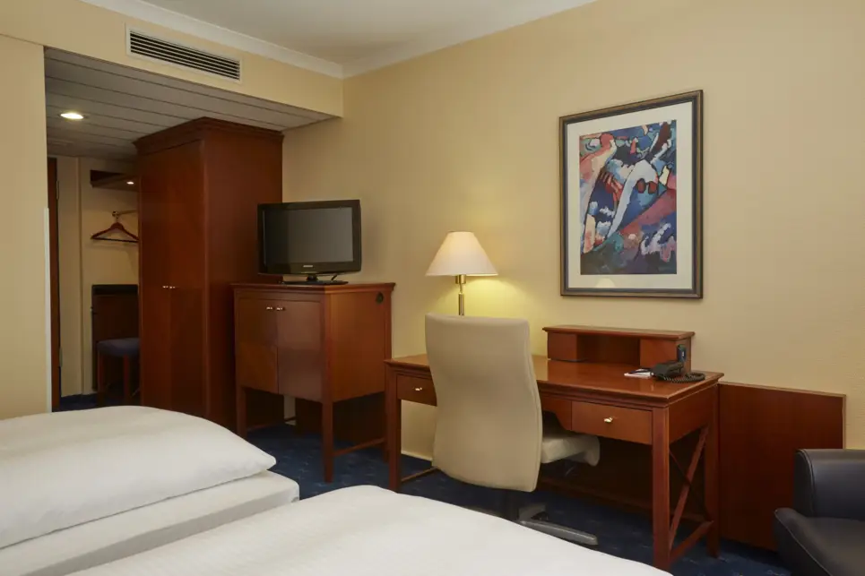 Hotelzimmer mit einem Schreibtisch und einen Kleiderschrank.