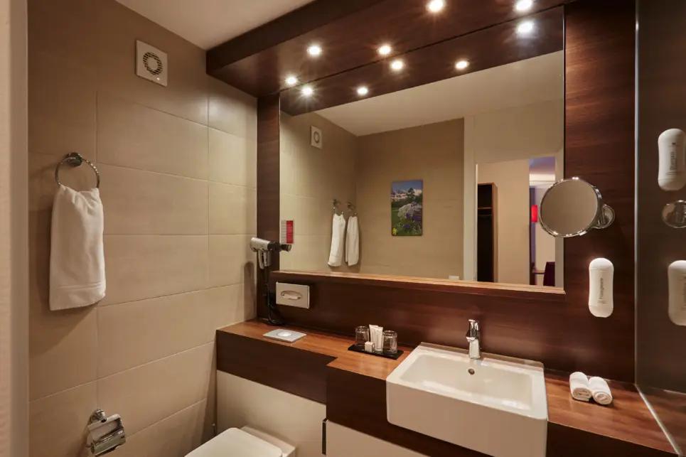 Badezimmer - Superior Doppelzimmer im H+ Hotel & Spa Engelberg - Offizielle Webseite