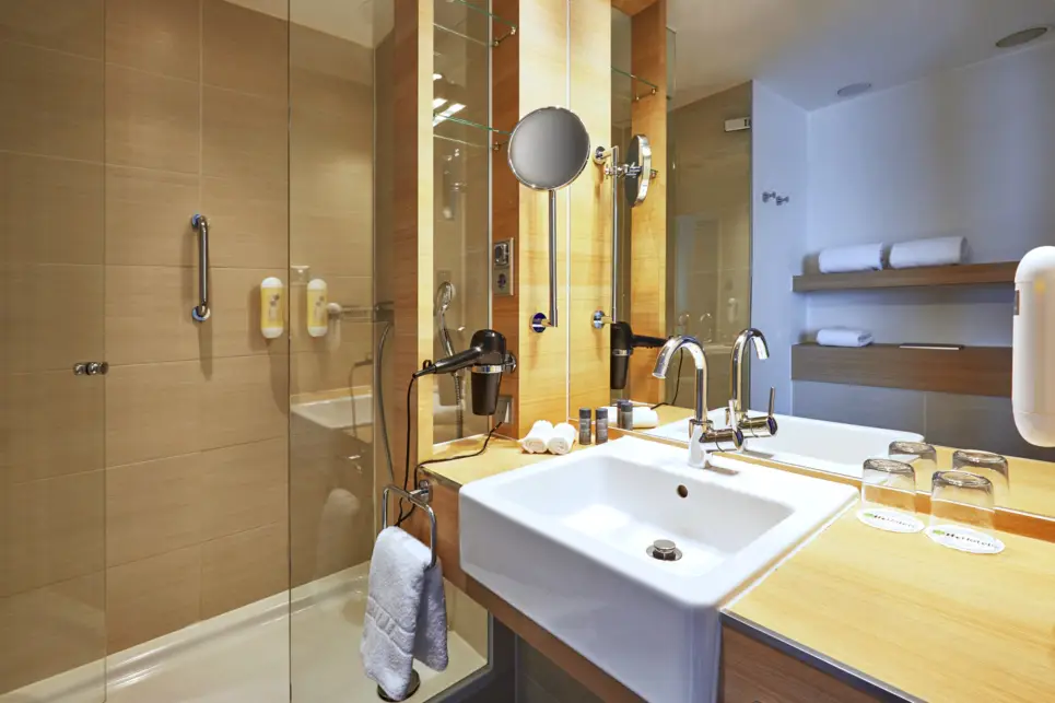 Große Dusche und ein Waschtich im Badezimmer.