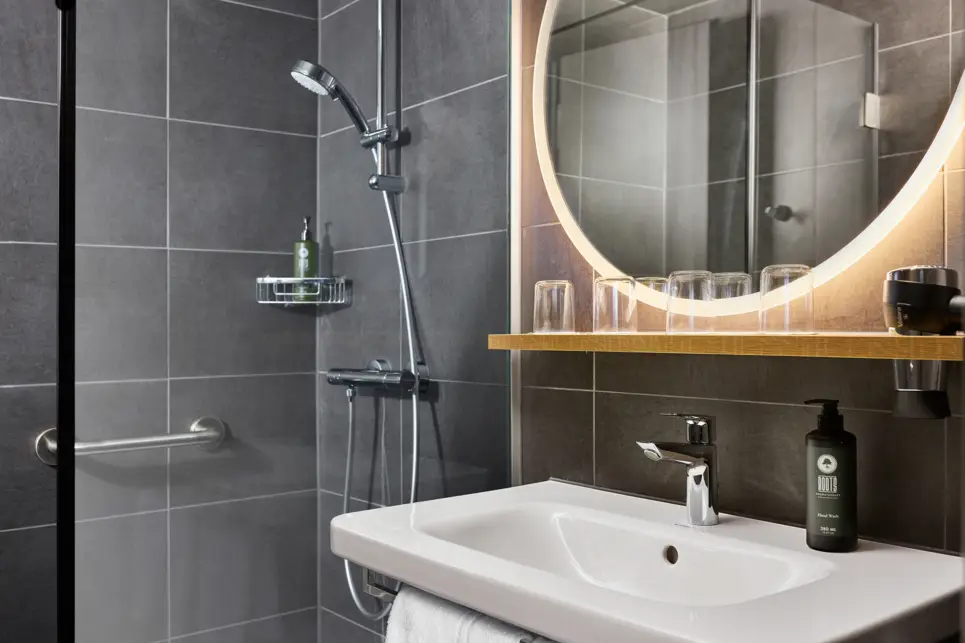 Nahaufnahme vom Waschbecken und einer Dusche im Badezimmer.