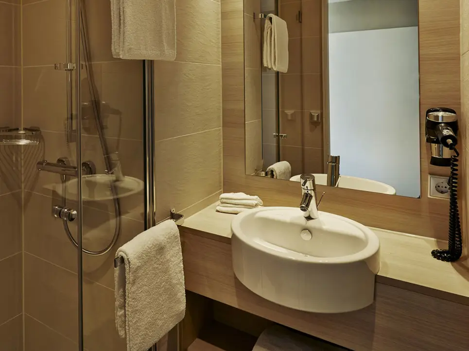 Badezimmer mit einer Dusche und einem Waschbecken.