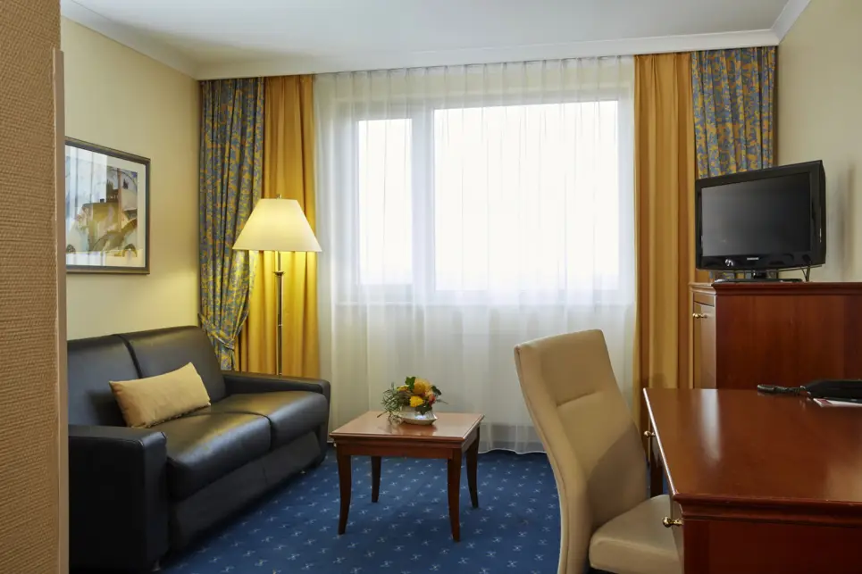 Wohnbereich mit einer Couch und einem Schreibtisch.