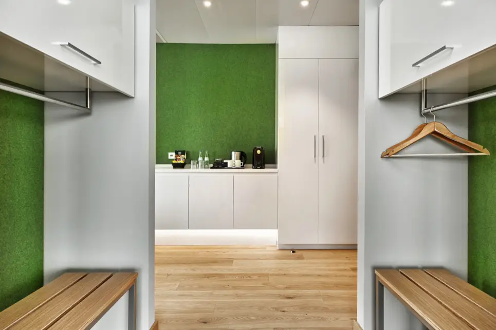 Begehbarer Kleiderschrank im Stil einer Umkleidekabine.