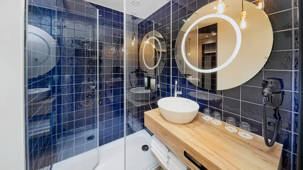 Four-bed room bathroom - H2 Hotel Düsseldorf City