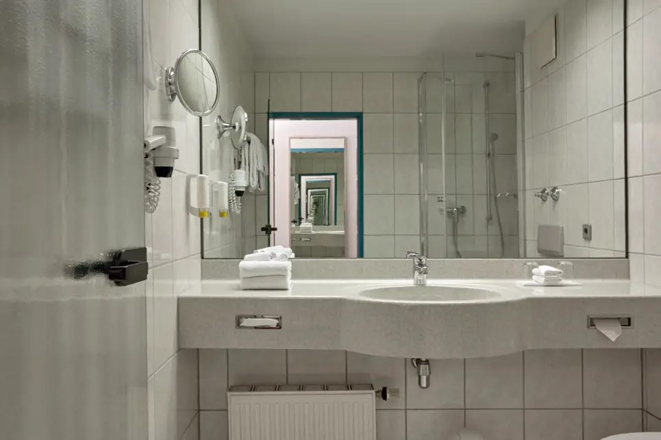 Badezimmer im Komfort Doppelzimmer - H+ Hotel Stuttgart Herrenberg - Offizielle Webseite