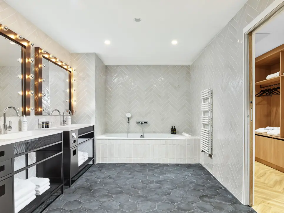 Badezimmer in der Präsidentensuite - H4 Hotel Wyndham Paris Pleyel Resort - H-Hotels.com - Offizielle Webseite