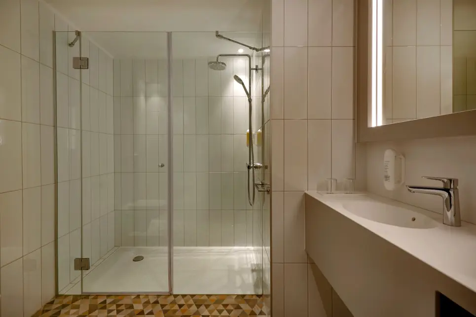 Badezimmer im Superior Doppelzimmer im H+ Hotel Wien - Offizielle Webseite