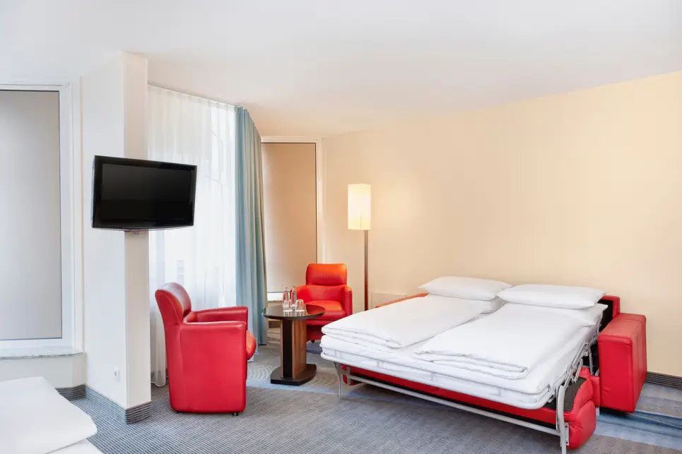 Aufklappbare Couch im Hotelzimmer.