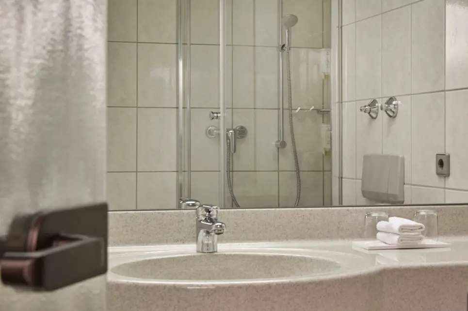 Badezimmer im Superior King Zimmer im H+ Hotel Stuttgart Herrenberg - Offizielle Webseite