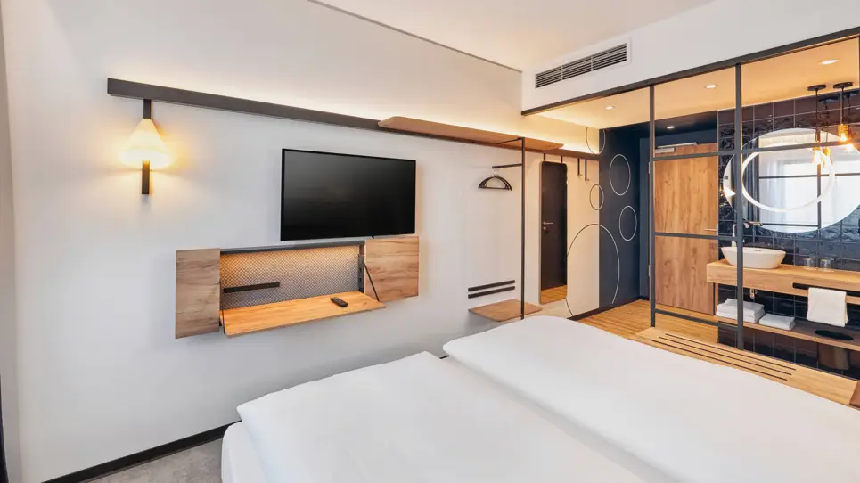 Hotelzimmer mit einem kleinen, offenen Badezimmer.