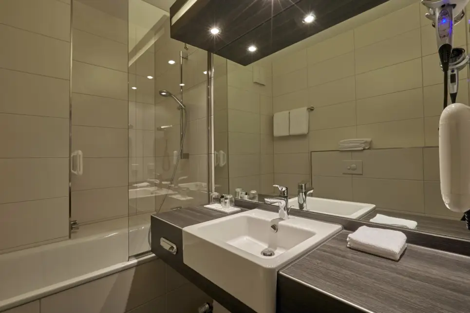 Duschbadewanne und Waschbecken im Badezimmer.