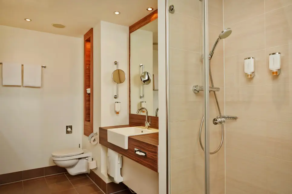 Bad im Business Queen Zimmer - H+ Hotel Lübeck - Offizielle Webseite