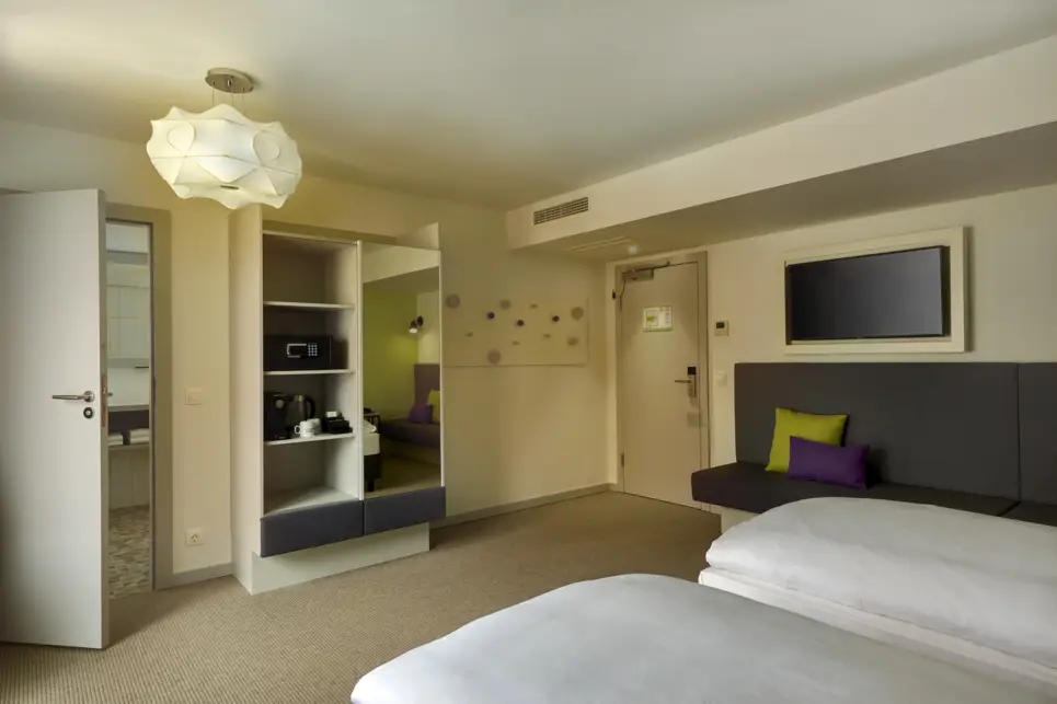 Modernes Deluxe Zimmer im H+ Hotel Wien - Offizielle Webseite