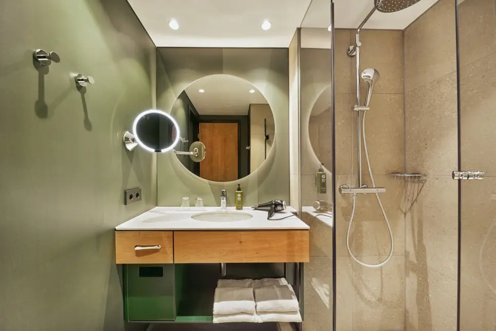 Badezimmer im Komfort Twin Zimmer im H+ Hotel Frankfurt Eschborn