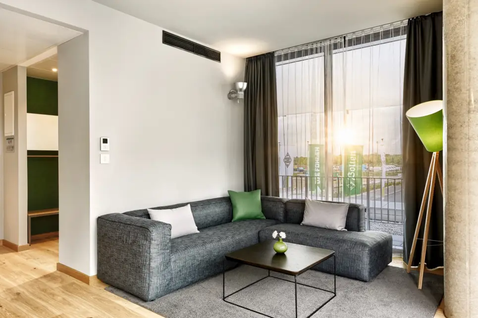 Sitzecke mit einer großen Couch im Wohnbereich.