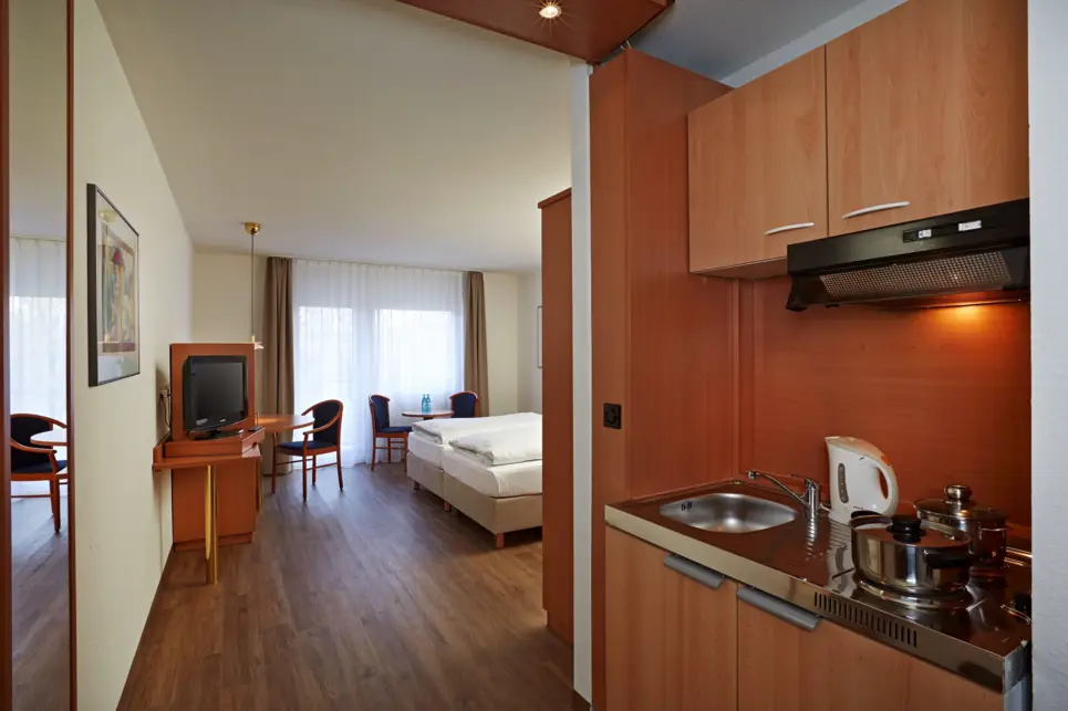 Kitchennette auf der rechten Seite. Blick in den Schlafbereich.