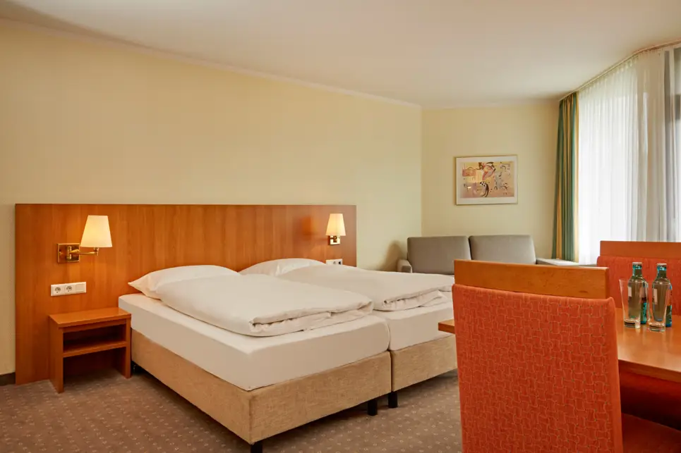 Doppelbett und eine Couch im Hotelzimmer.