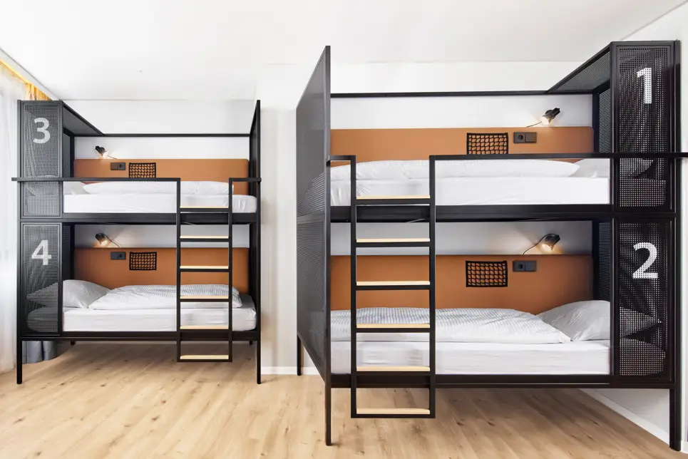 Zwei Etagenbetten im Hotelzimmer.