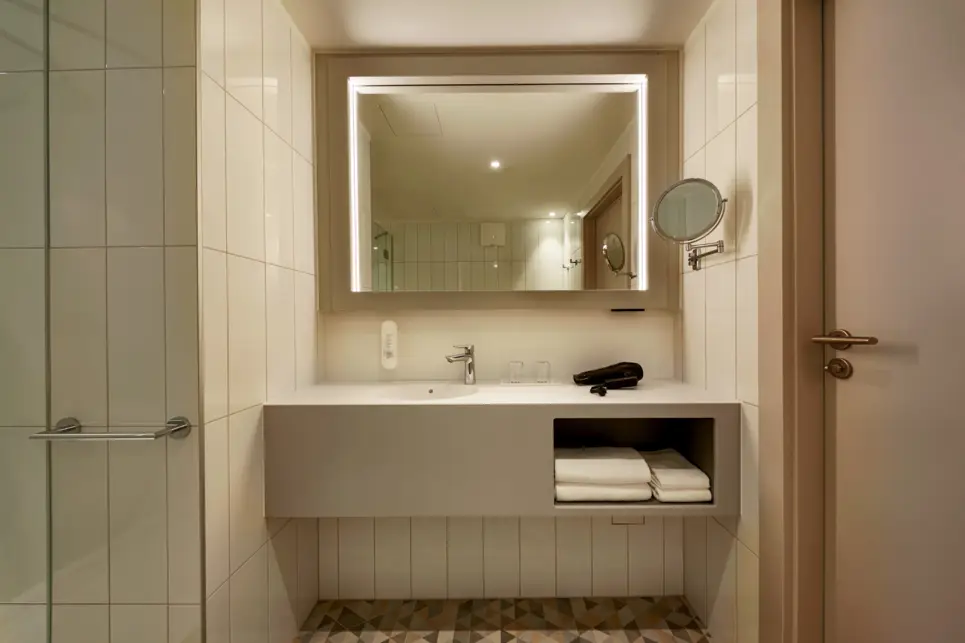 Bad im Deluxe Zimmer - H+ Hotel Wien - Offizielle Webseite