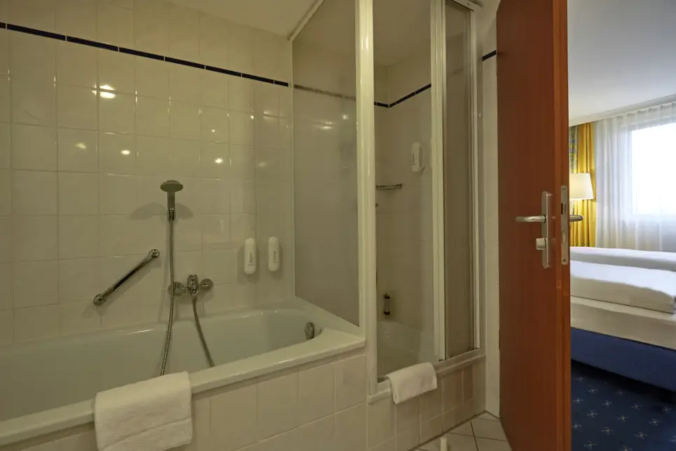 Badezimmer mit Duschbadewanne.