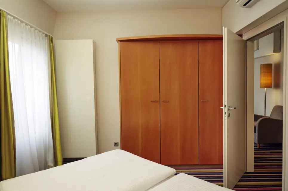 Schlafzimmer in der Suite mit einem Kleiderschrank.