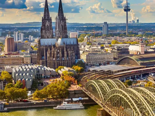 Blick über Köln mit dem Kölner Dom auf der rechten Seite.