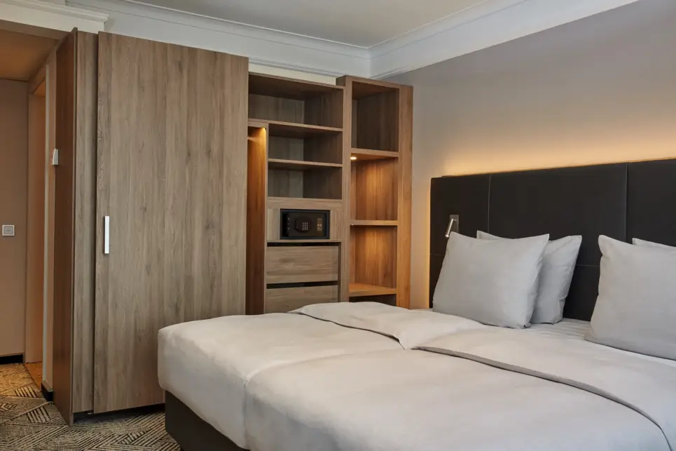 Doppelbett mit einem großen Kleiderschrank daneben.