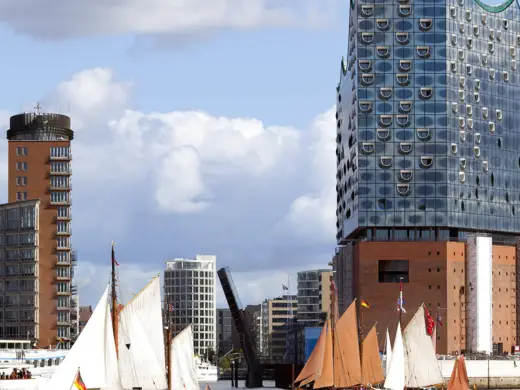 Viele Segelboote vor der Elbphilharmonie auf der Elbe.